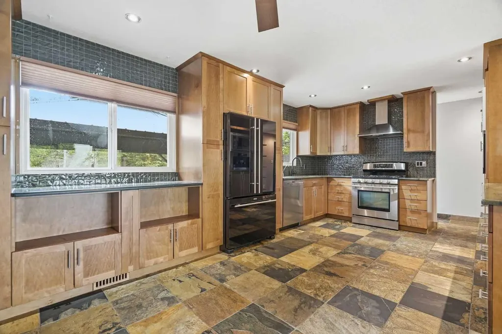 316 Canniff Place SW Calgary AB T2W 2L9