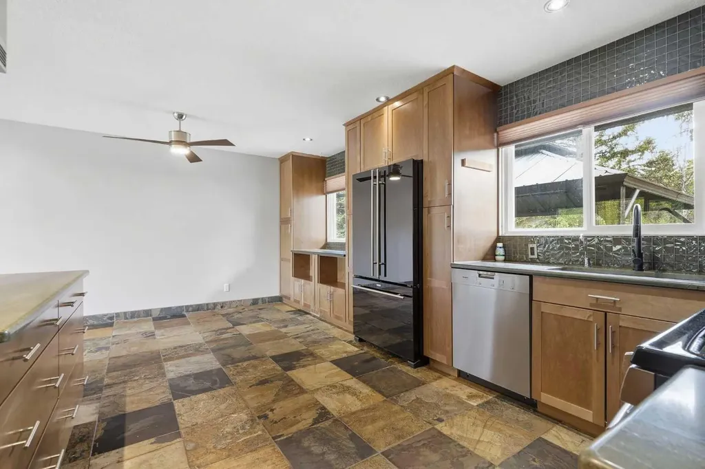 316 Canniff Place SW Calgary AB T2W 2L9
