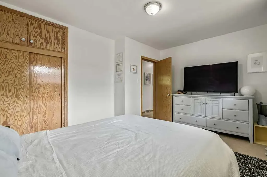 3807 25 Avenue SW Calgary AB T3E 0L3