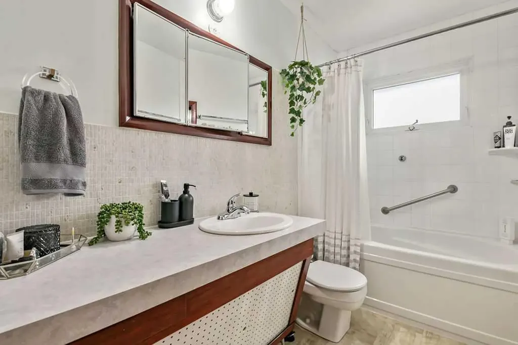 3807 25 Avenue SW Calgary AB T3E 0L3