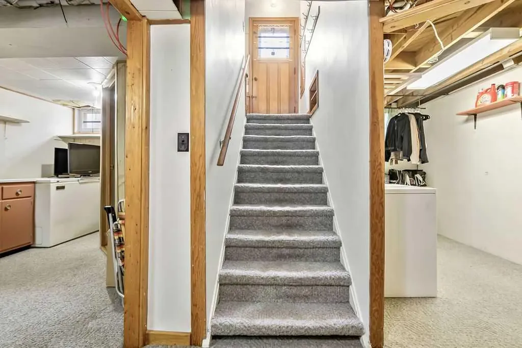 3807 25 Avenue SW Calgary AB T3E 0L3