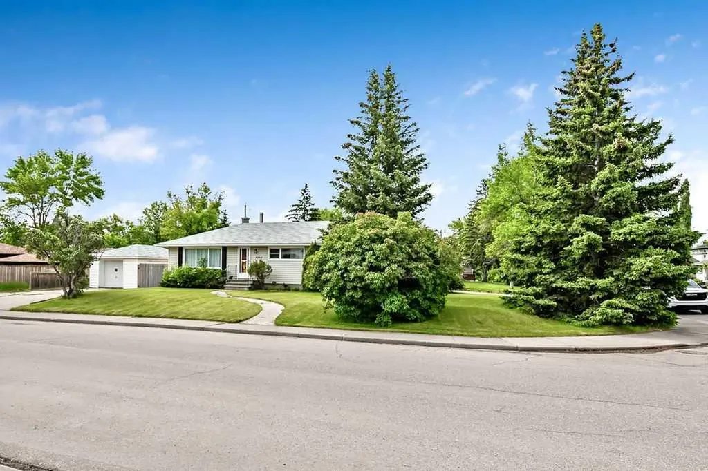 3807 25 Avenue SW Calgary AB T3E 0L3