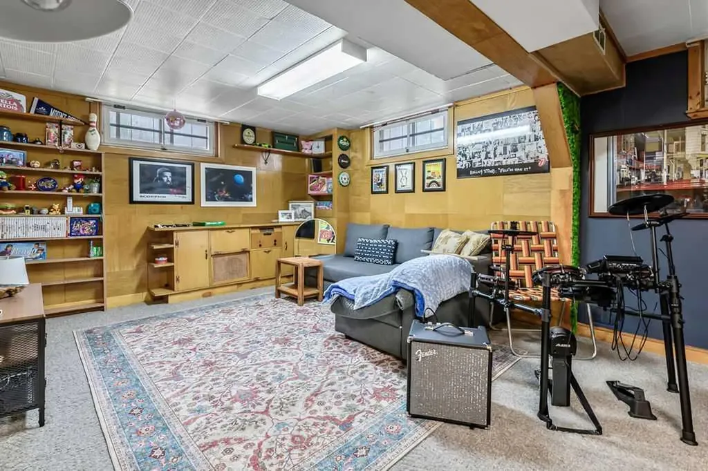 3807 25 Avenue SW Calgary AB T3E 0L3