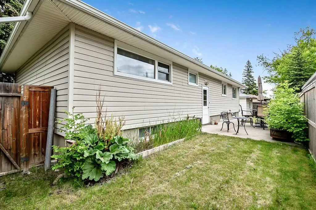 3807 25 Avenue SW Calgary AB T3E 0L3