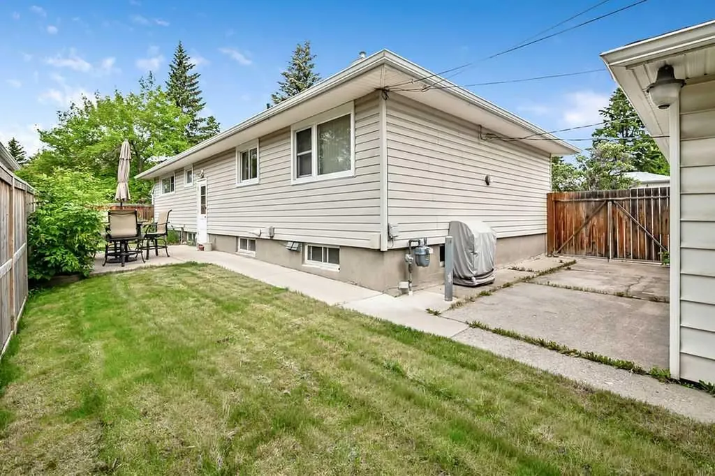 3807 25 Avenue SW Calgary AB T3E 0L3