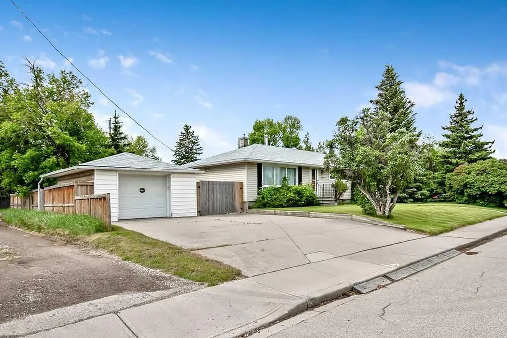 3807 25 Avenue SW Calgary AB T3E 0L3