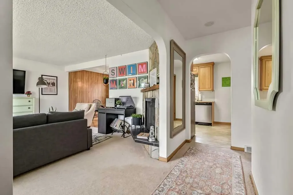 3807 25 Avenue SW Calgary AB T3E 0L3