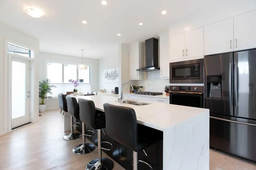 162 Greenbriar Way NW Calgary AB T3B6J1