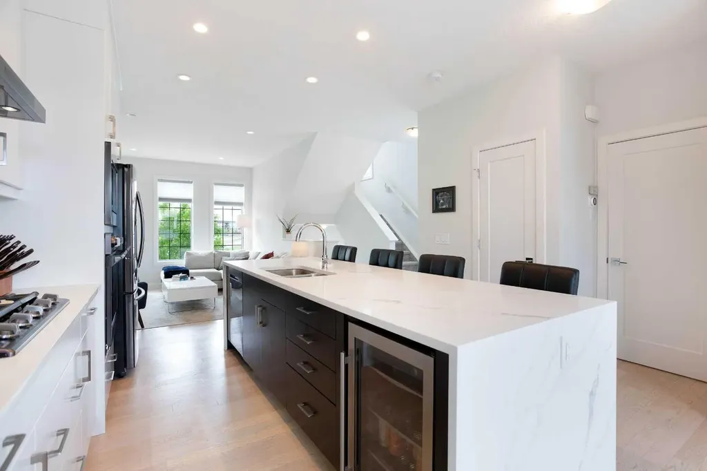 162 Greenbriar Way NW Calgary AB T3B6J1