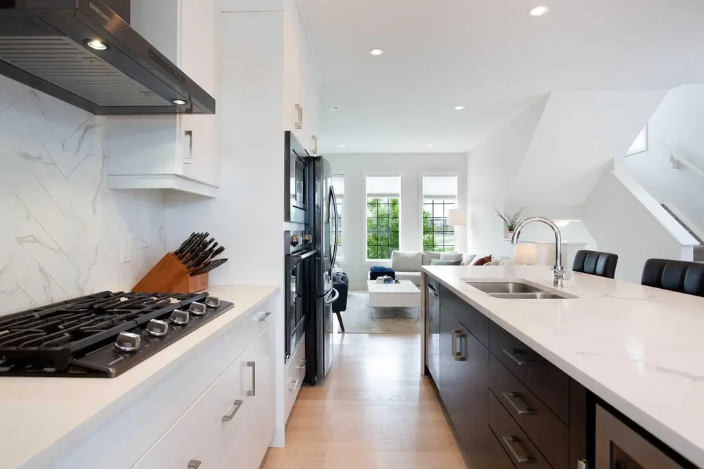 162 Greenbriar Way NW Calgary AB T3B6J1