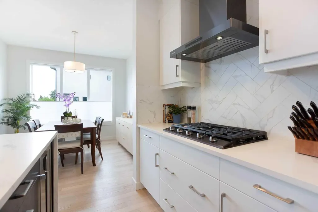 162 Greenbriar Way NW Calgary AB T3B6J1