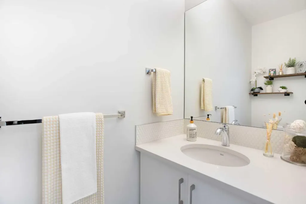 162 Greenbriar Way NW Calgary AB T3B6J1