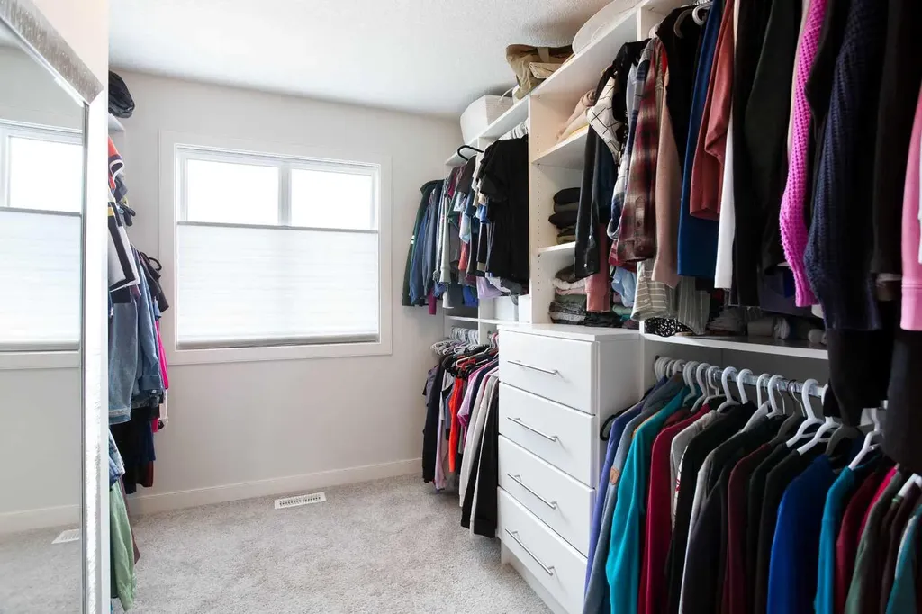 162 Greenbriar Way NW Calgary AB T3B6J1