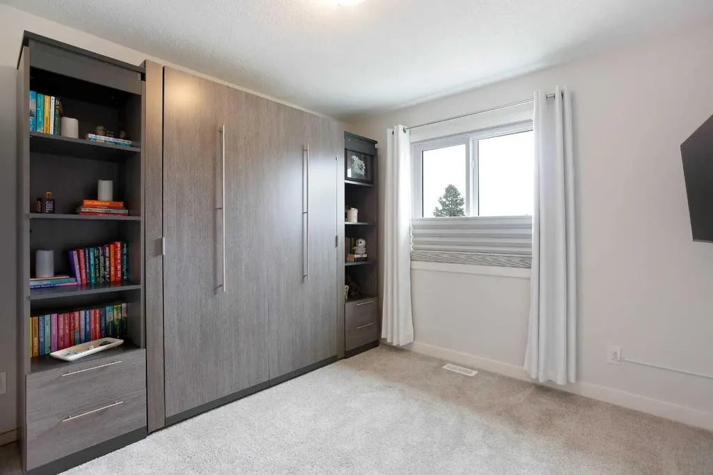 162 Greenbriar Way NW Calgary AB T3B6J1