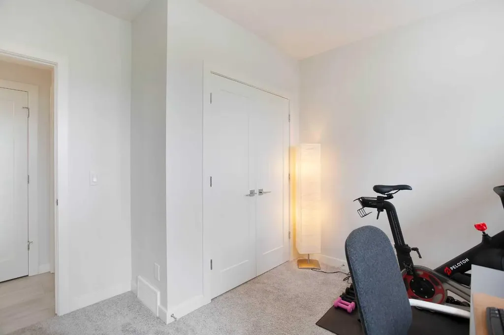 162 Greenbriar Way NW Calgary AB T3B6J1