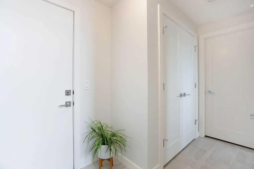 162 Greenbriar Way NW Calgary AB T3B6J1