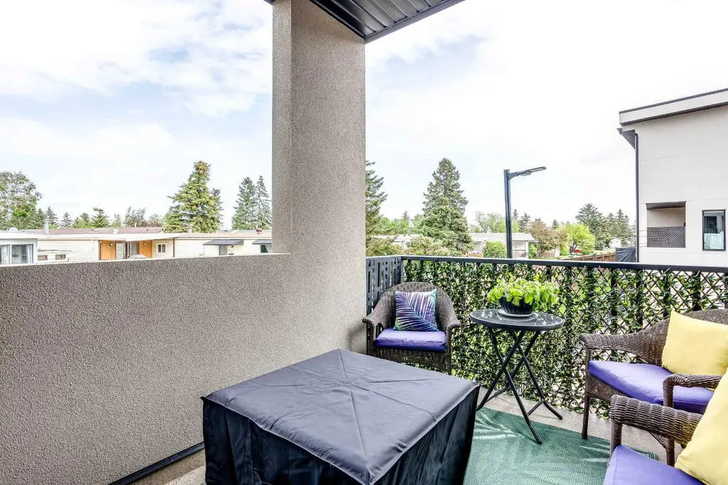 162 Greenbriar Way NW Calgary AB T3B6J1