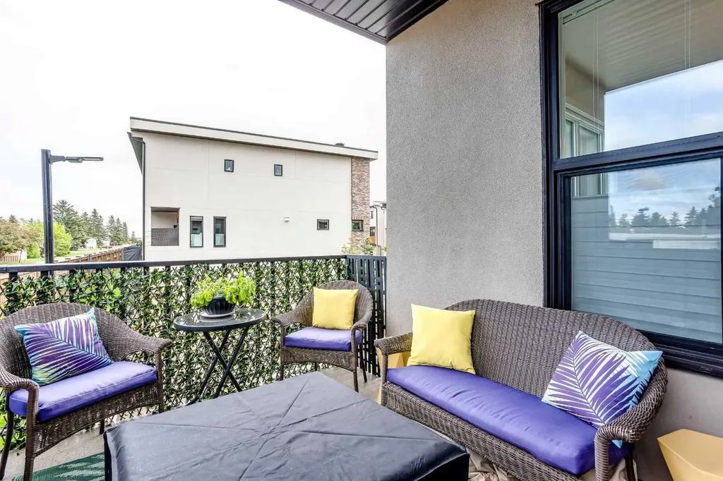 162 Greenbriar Way NW Calgary AB T3B6J1