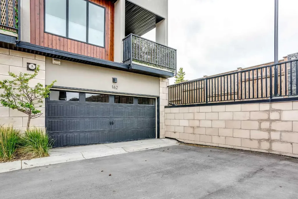 162 Greenbriar Way NW Calgary AB T3B6J1