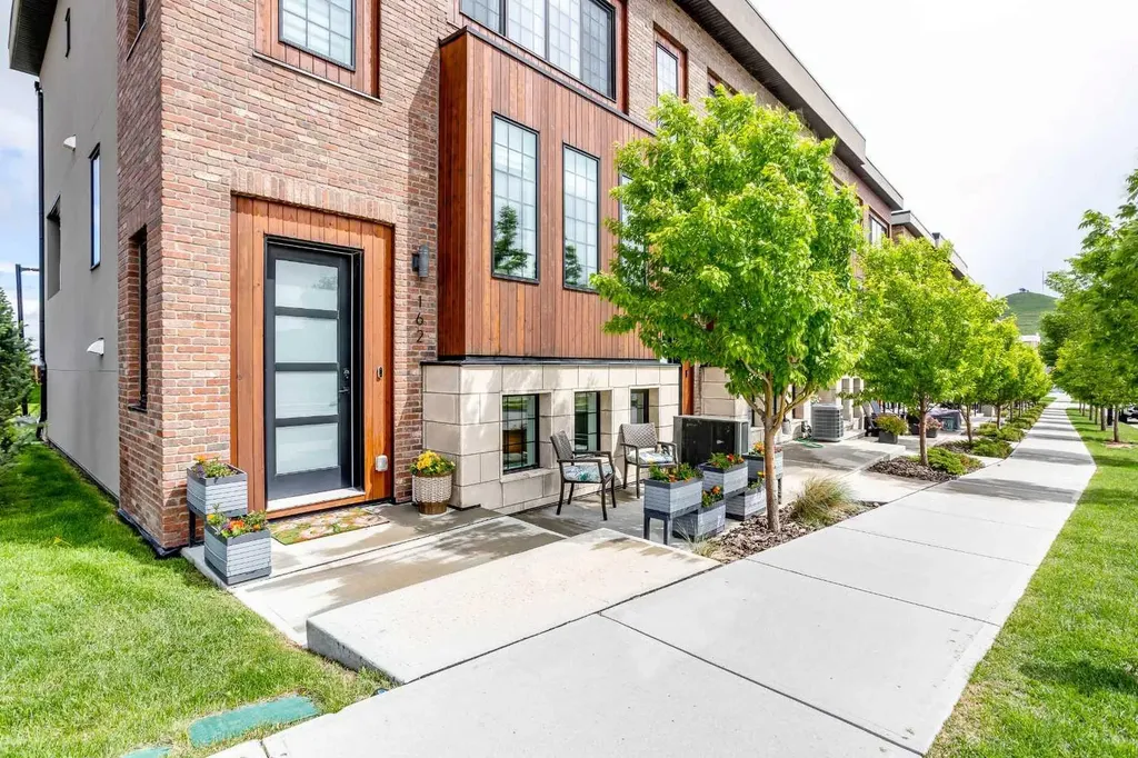 162 Greenbriar Way NW Calgary AB T3B6J1