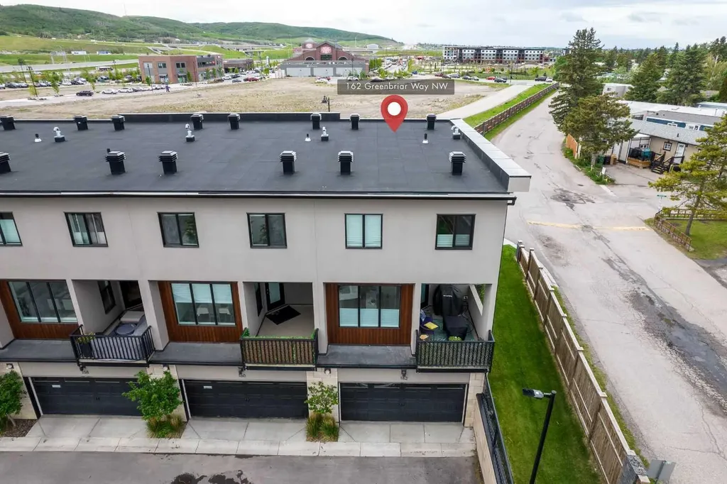 162 Greenbriar Way NW Calgary AB T3B6J1