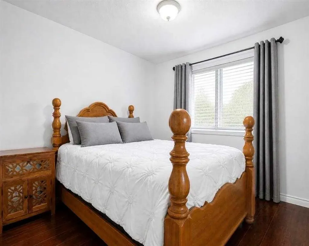 919 38 Street NE Calgary AB T2A 6E1