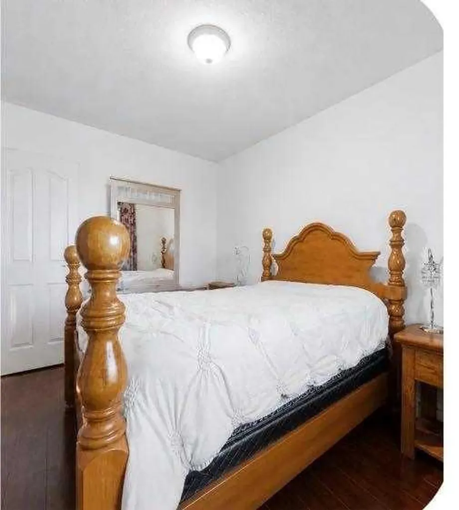 919 38 Street NE Calgary AB T2A 6E1