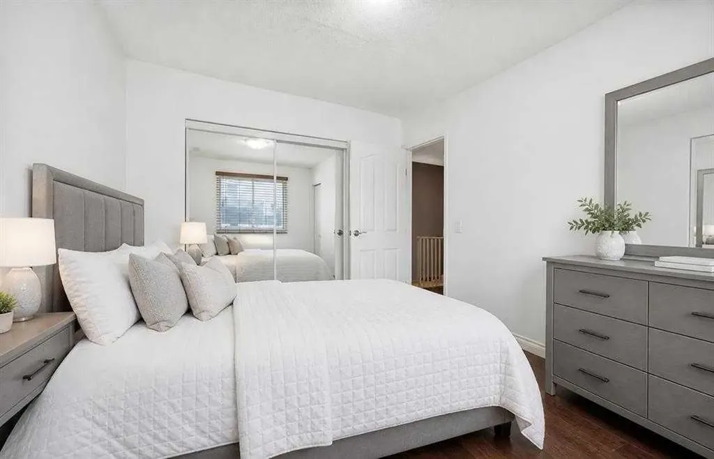 919 38 Street NE Calgary AB T2A 6E1