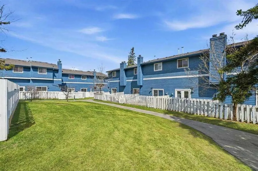 919 38 Street NE Calgary AB T2A 6E1