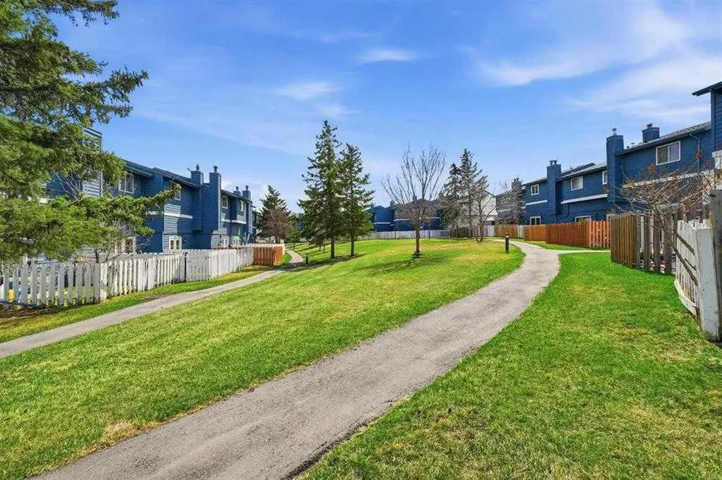 919 38 Street NE Calgary AB T2A 6E1