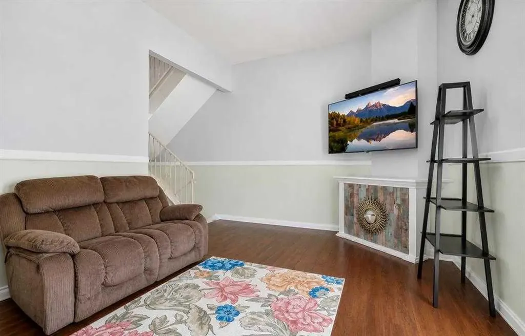 919 38 Street NE Calgary AB T2A 6E1