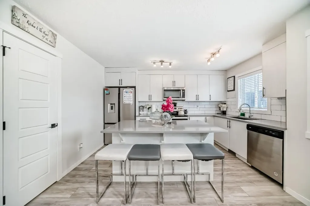 158 Chinook Gate Boulevard SW Airdrie AB t4b 4v3