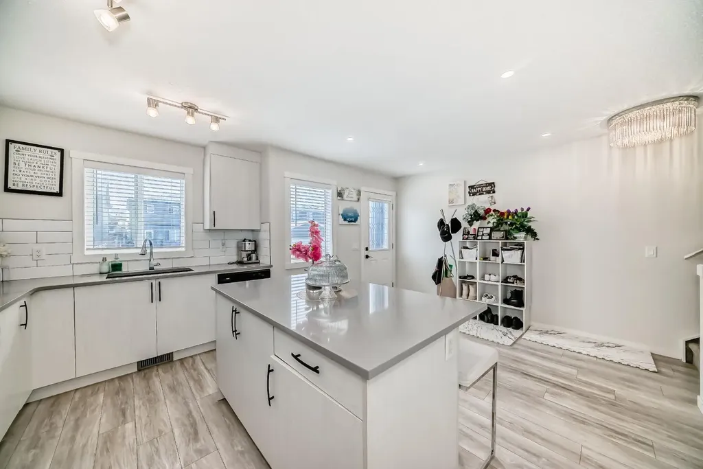 158 Chinook Gate Boulevard SW Airdrie AB t4b 4v3