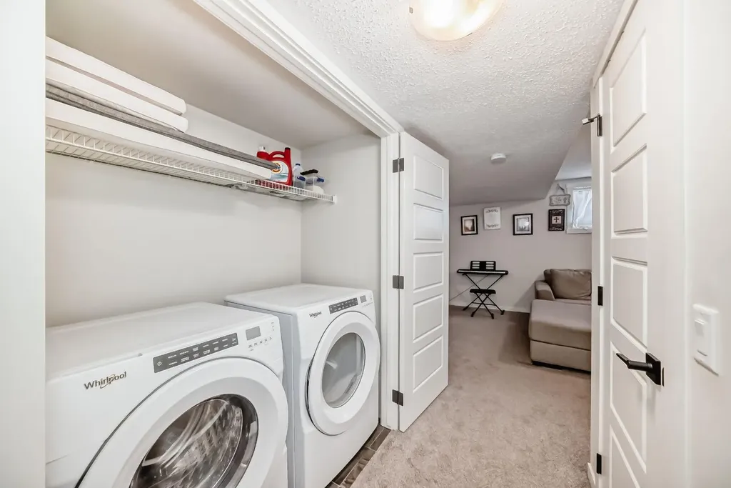 158 Chinook Gate Boulevard SW Airdrie AB t4b 4v3