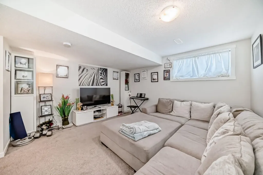 158 Chinook Gate Boulevard SW Airdrie AB t4b 4v3