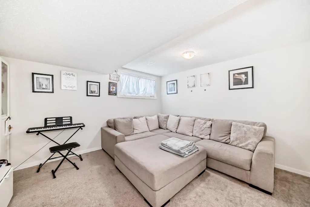 158 Chinook Gate Boulevard SW Airdrie AB t4b 4v3