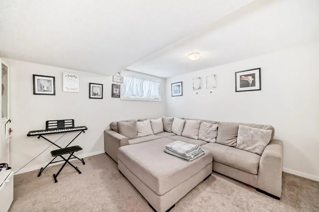 158 Chinook Gate Boulevard SW Airdrie AB t4b 4v3