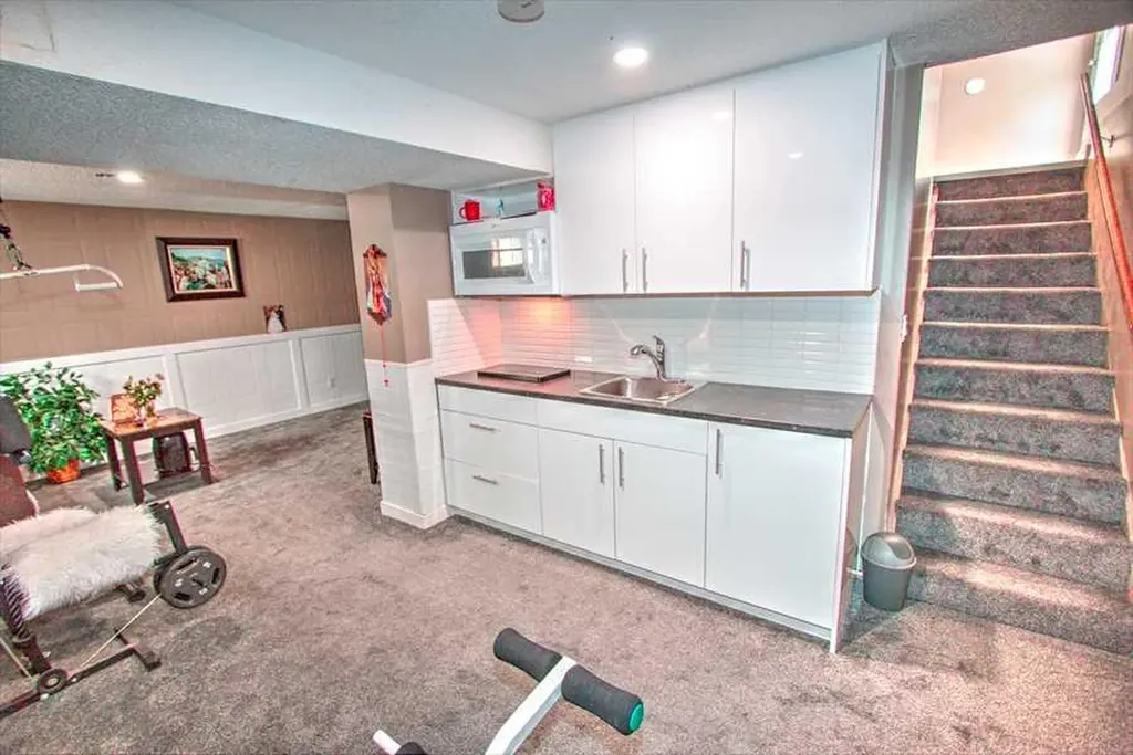 707 Malvern Drive NE Calgary AB T2A 5P9