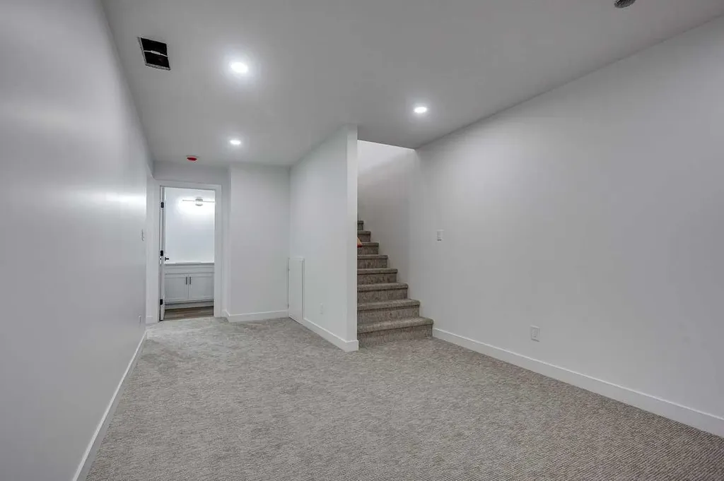 5537 51 Avenue Lacombe AB T4L 1K9