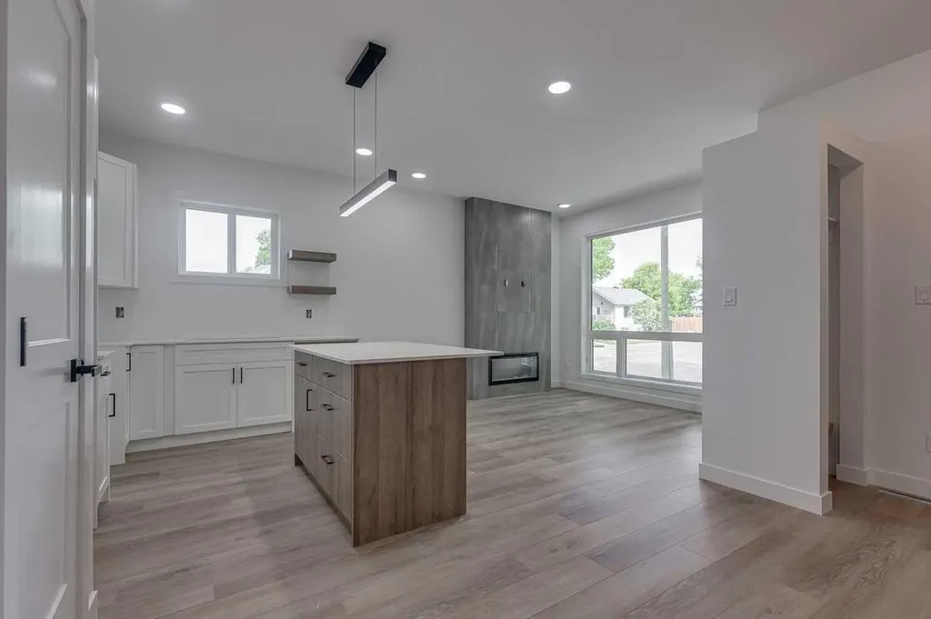 5537 51 Avenue Lacombe AB T4L 1K9