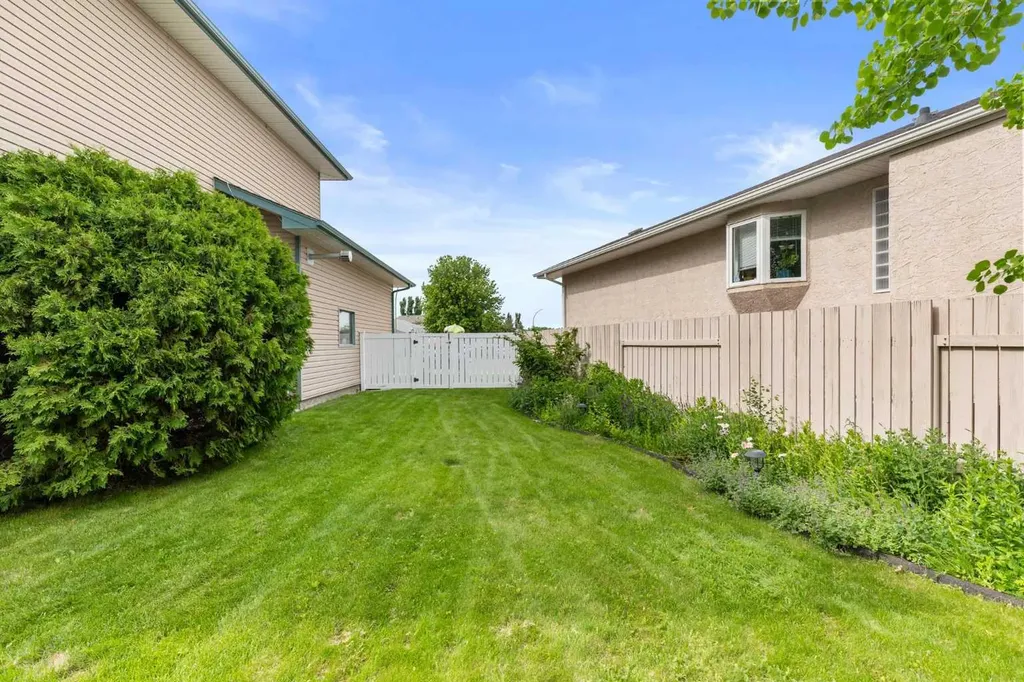 23 Stanfield Place SE Medicine Hat AB T1B4J2