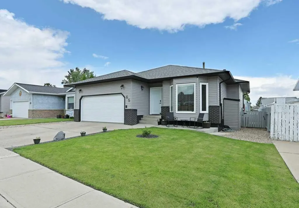 65 Parkland Way E Brooks AB T1R0M6