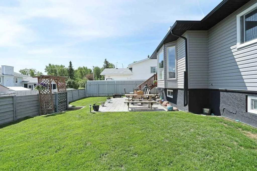 65 Parkland Way E Brooks AB T1R0M6
