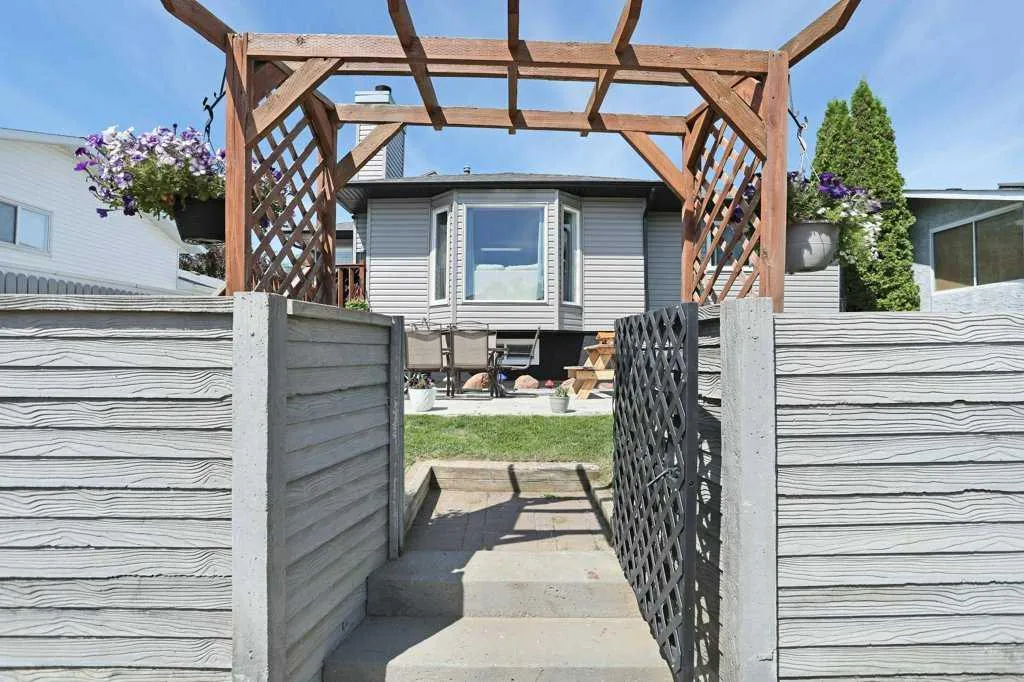 65 Parkland Way E Brooks AB T1R0M6