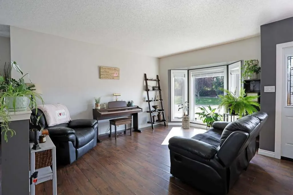 65 Parkland Way E Brooks AB T1R0M6