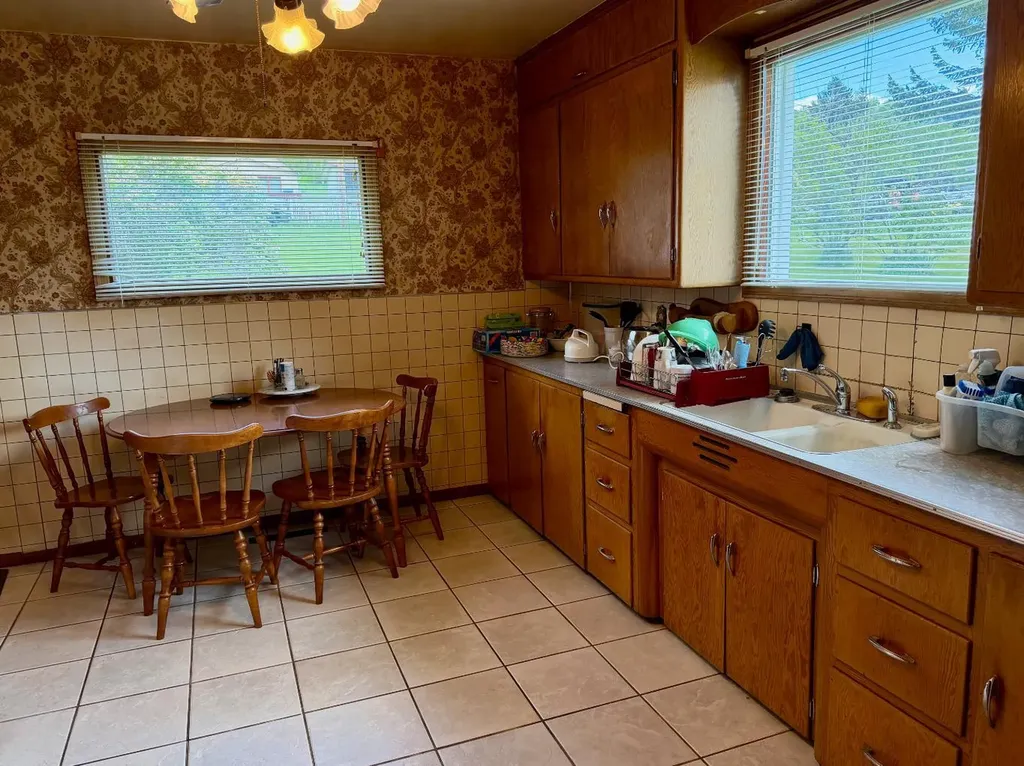 14825 21 Avenue S Frank AB T0K 0E0