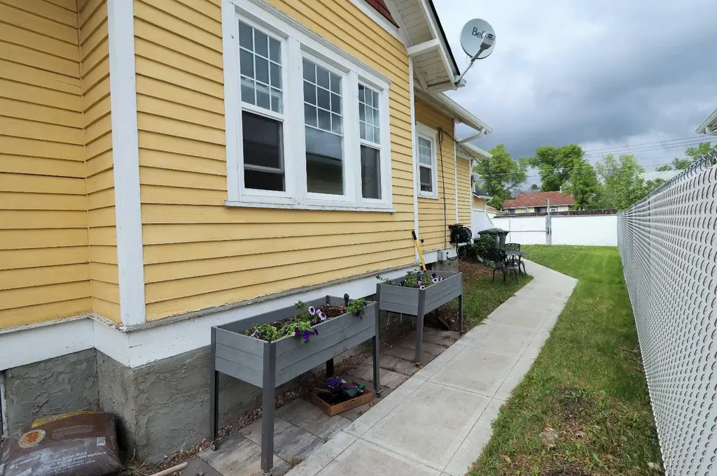 5224 51 Avenue Ponoka AB T4J 1H8