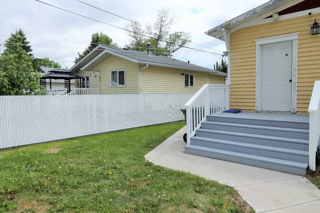 5224 51 Avenue Ponoka AB T4J 1H8