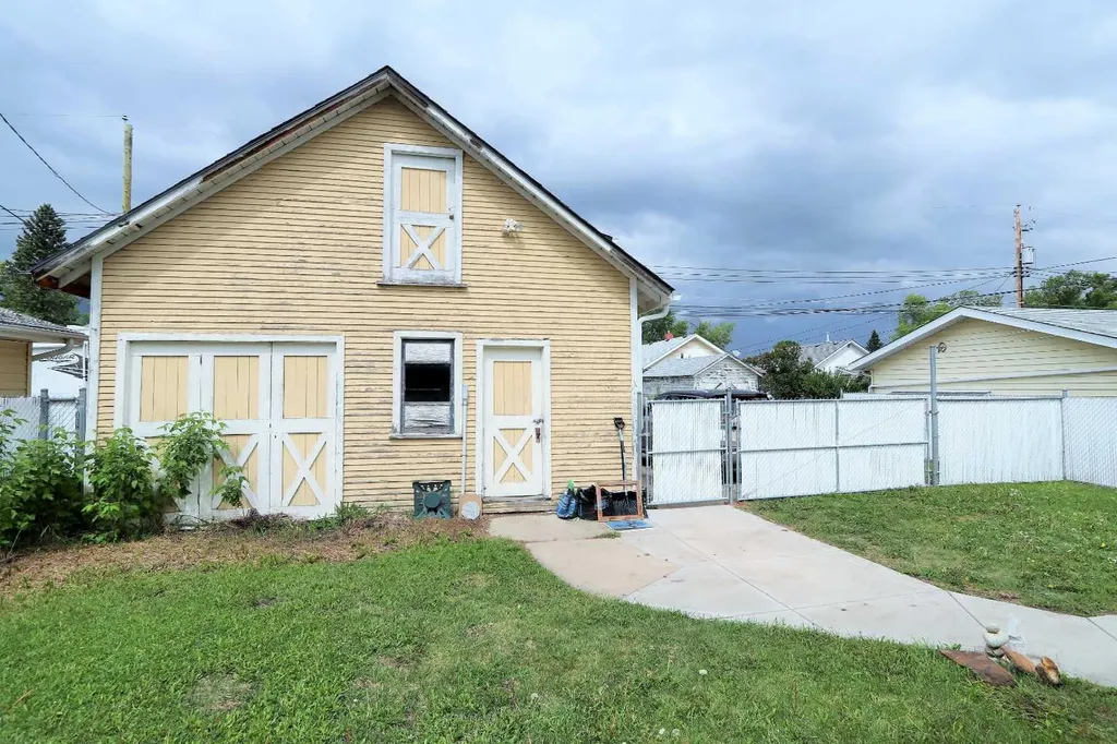5224 51 Avenue Ponoka AB T4J 1H8