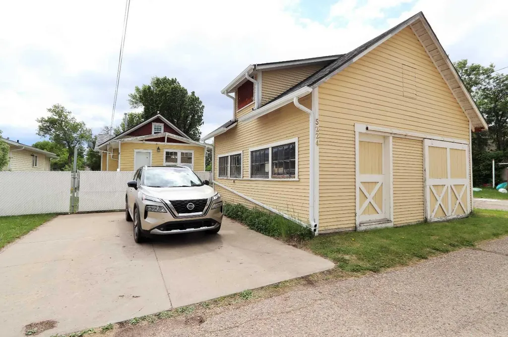 5224 51 Avenue Ponoka AB T4J 1H8